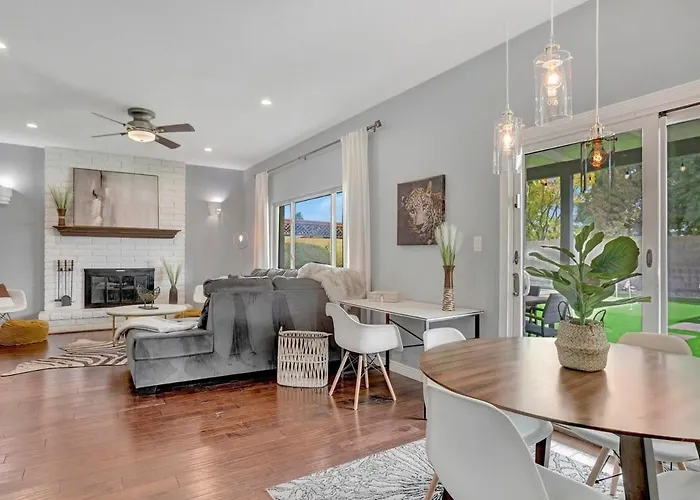 49th St Holiday home