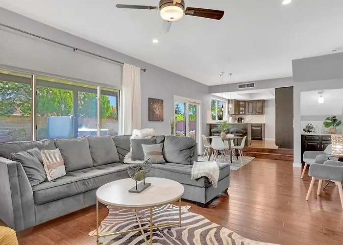 49th St Holiday home